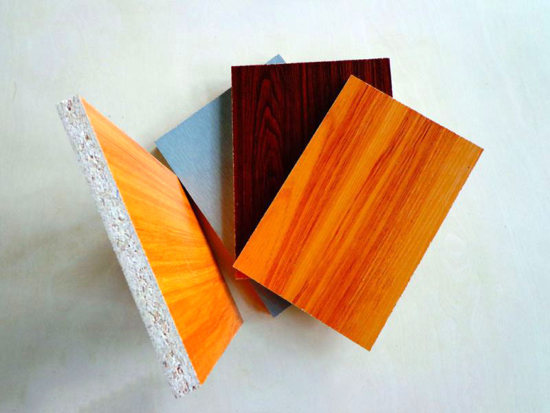 الفرق بين اللوح الخشبي واللوح متعدد الطبقات